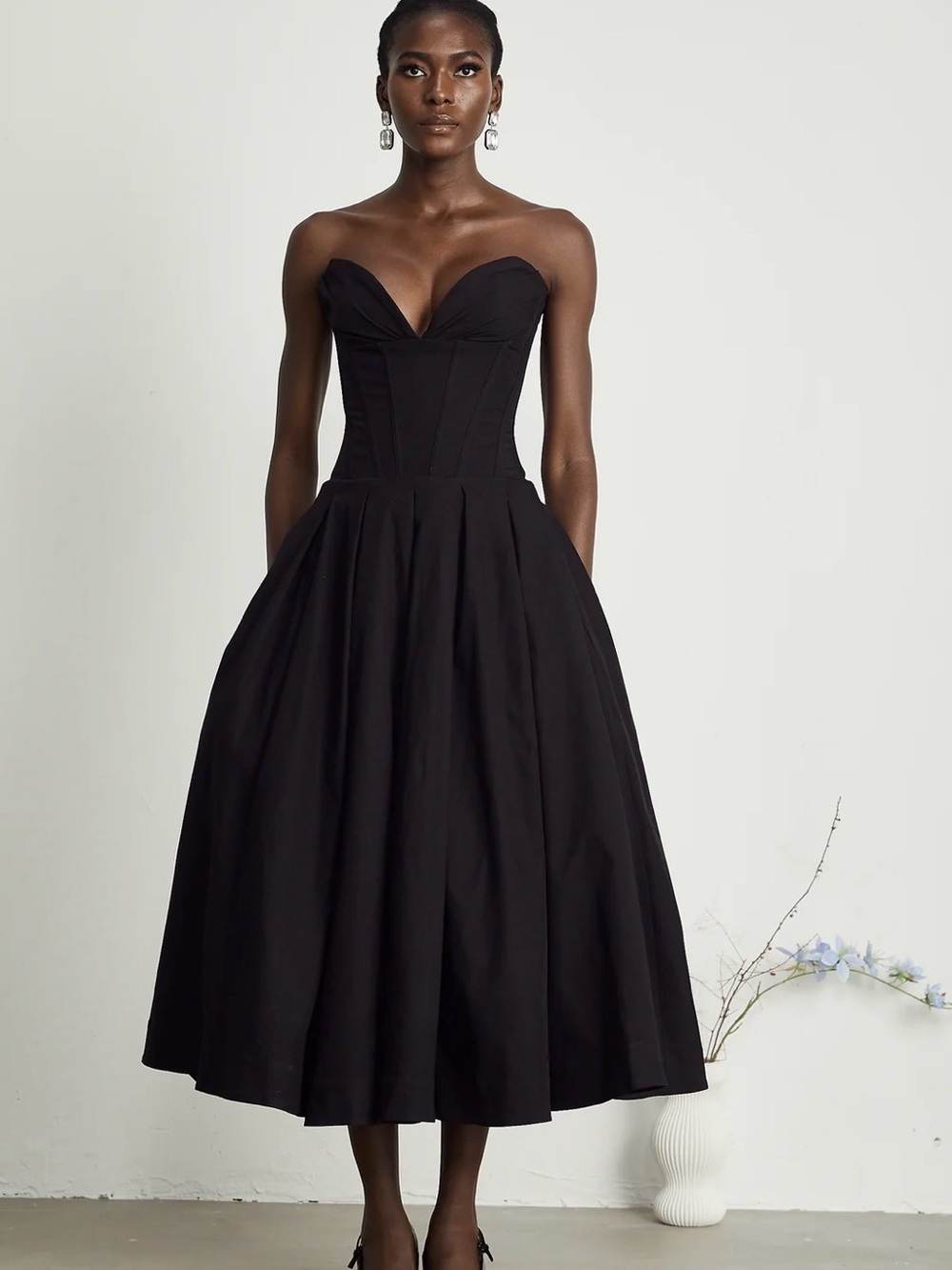 Elegant Strapless Black Midi Dress with Sculpted Bodice